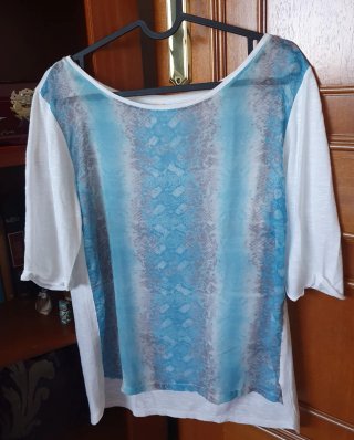 Camiseta azul y blanca con estampado