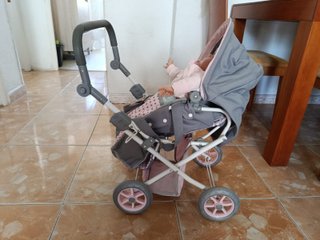 Carrito rosa con capota y cuna de madera - muñecas