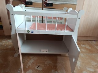 Carrito rosa con capota y cuna de madera - muñecas
