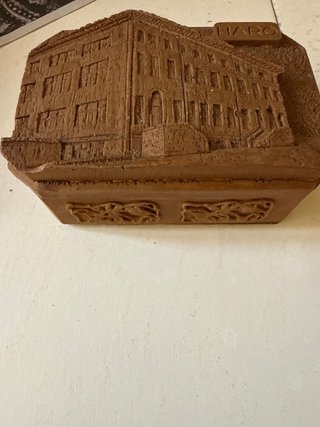 Caja de madera tallada y joyero