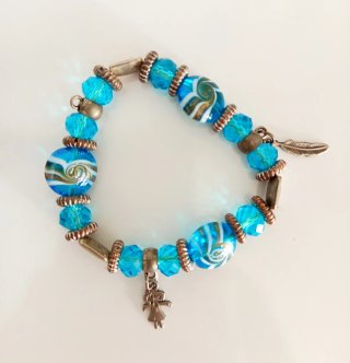 Pulsera azul con charms de pluma y niña