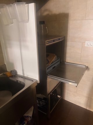 Lote hostelería por cierre: neveras, mobiliario...