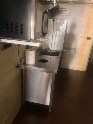 Lote hostelería por cierre: neveras, mobiliario...