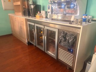 Lote hostelería por cierre: neveras, mobiliario...