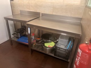Lote hostelería por cierre: neveras, mobiliario...