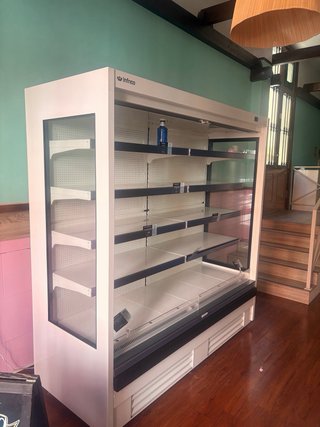 Lote hostelería por cierre: neveras, mobiliario...
