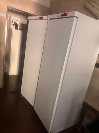 Lote hostelería por cierre: neveras, mobiliario...