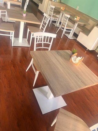 Lote hostelería por cierre: neveras, mobiliario...