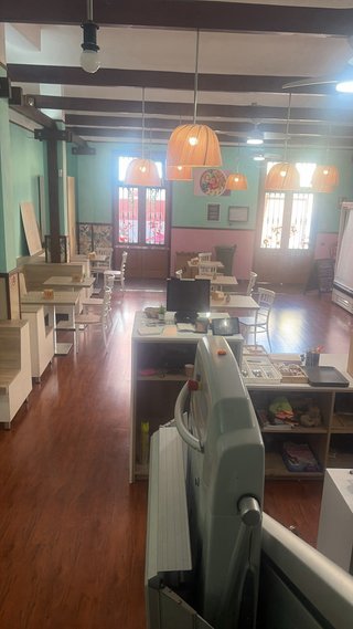 Lote hostelería por cierre: neveras, mobiliario...