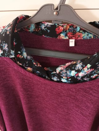 Jersey morado con estampado floral