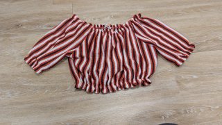 Crop top rayas rojas, negras y blancas