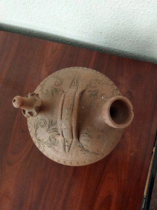Botijo de barro con asa y decorado