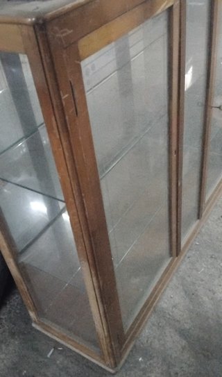 Vitrina de madera y cristal