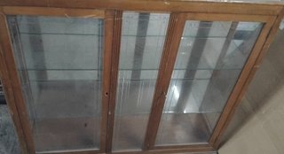 Vitrina de madera y cristal