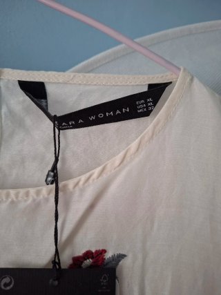 Blusa Zara Bordada Flores . TallaL/ XL