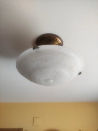 Plafón de techo dorado y blanco