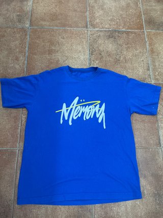 Camiseta azul con logo