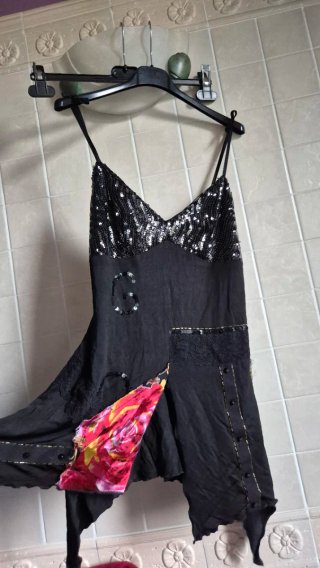 Top donna nero con paillettes e stampa floreale
