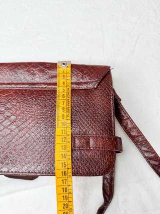 Bolso Bershka efecto serpiente marrón