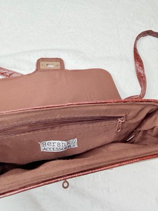Bolso Bershka efecto serpiente marrón