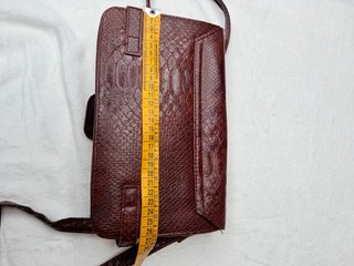 Bolso Bershka efecto serpiente marrón