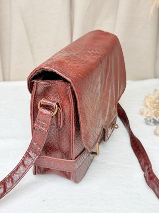 Bolso Bershka efecto serpiente marrón