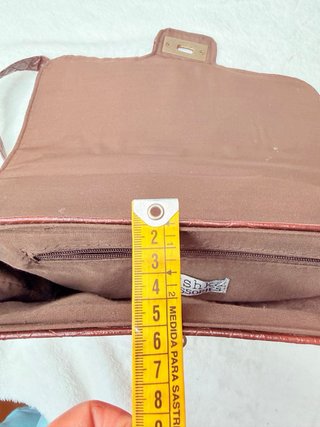 Bolso Bershka efecto serpiente marrón