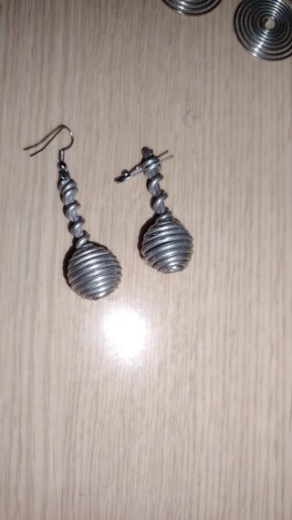Pendientes plateados espirales y cilíndricos