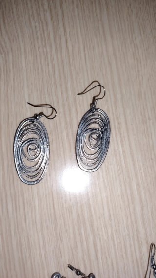 Pendientes plateados espirales y cilíndricos