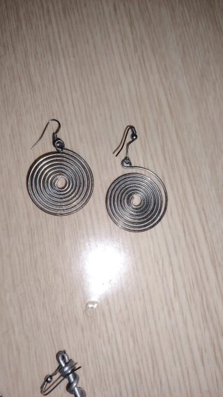 Pendientes plateados espirales y cilíndricos