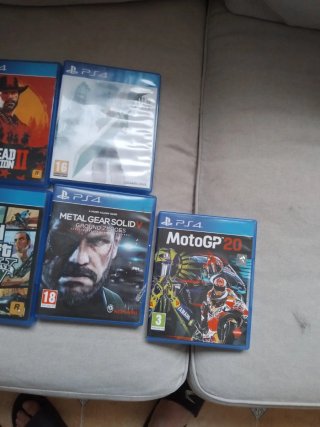 PS4 (PlayStation 4) Negra + Mando y Juegos