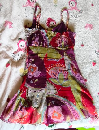 Vestido corto patchwork con pedrería