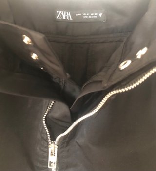 Falda midi Zara negra cremallera y bolsillos