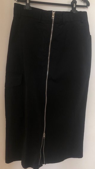 Falda midi Zara negra cremallera y bolsillos