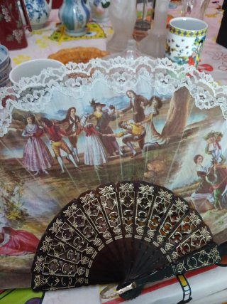 Abanico antiguo decorado