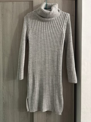 Vestido de punto gris cuello alto