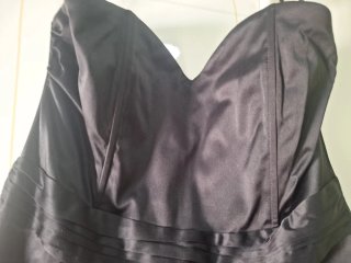Vestido palabra de honor negro.