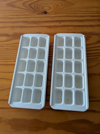 2 Cubiteras de Plástico Blancas
