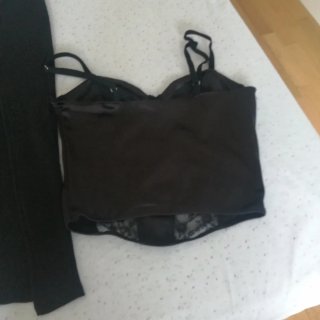 Falda negra y top lencero fino