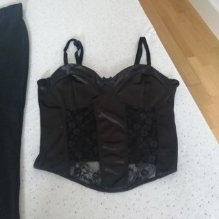 Falda negra y top lencero fino