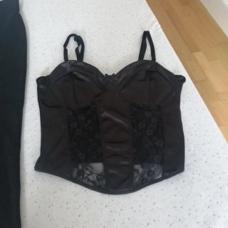 Falda negra y top lencero fino