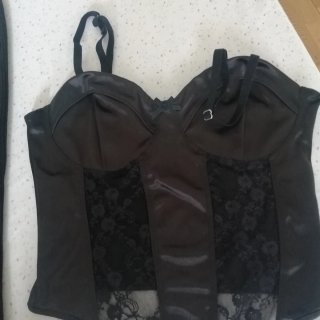 Falda negra y top lencero fino
