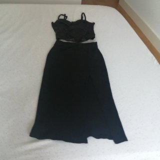 Falda negra y top lencero fino
