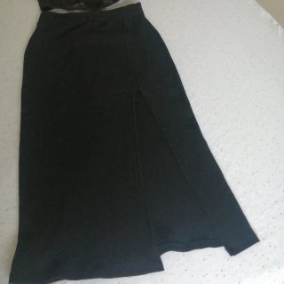 Falda negra y top lencero fino