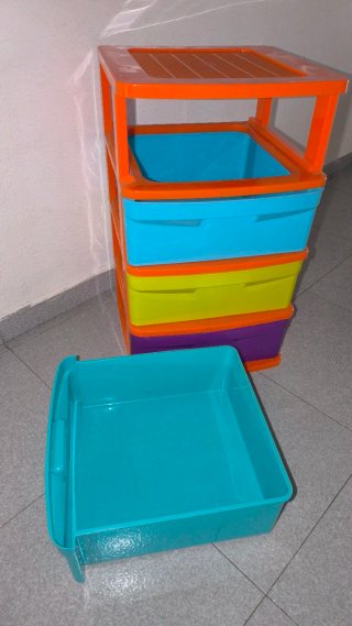 Cajonera de plástico apilable seminueva