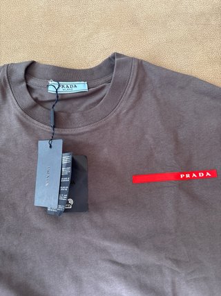 Camiseta Prada gris con parche
