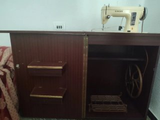 Máquina de coser Singer con mueble