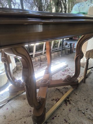 Mesa de salón de madera y cristal