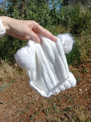 Cappellino H&M bianco con pon pon