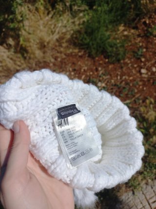 Cappellino H&M bianco con pon pon